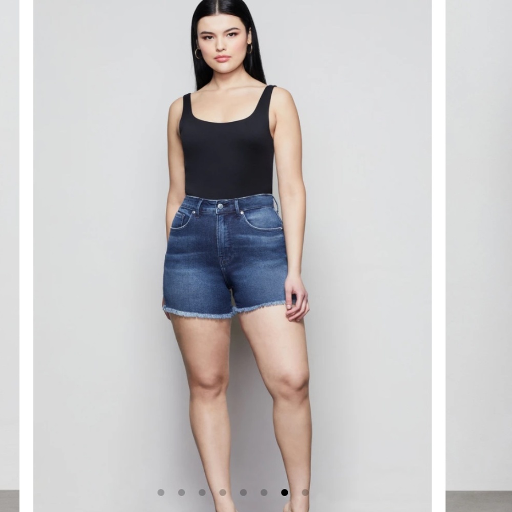 Good American Frayed Denim Shorts - Picture 2 of 4